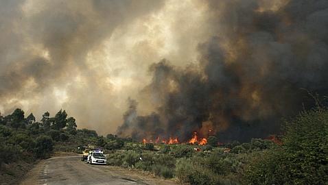 Dos incendios amenazan a las poblaciones de Bermellar y Villagatón