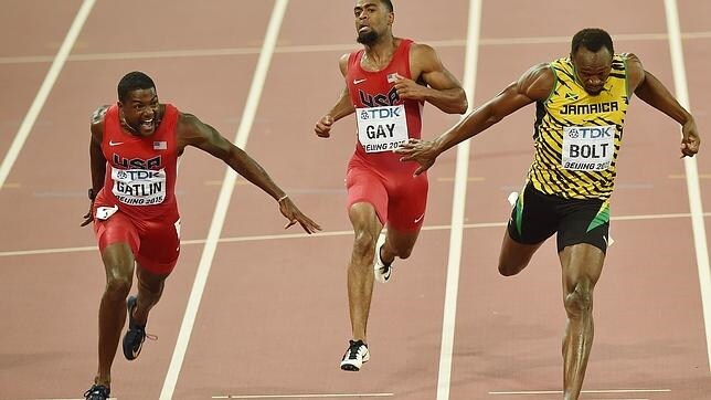 Bolt derrota a Gatlin en la final de los 100 metros del Mundial de Pekín