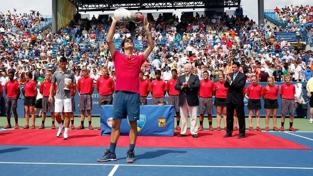 Federer eclipsa a Djokovic