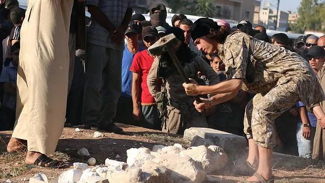 Fotograma de un vídeo propagandístico del Estado Islámico destruyendo piezas de gran valor histórico en Palmira
