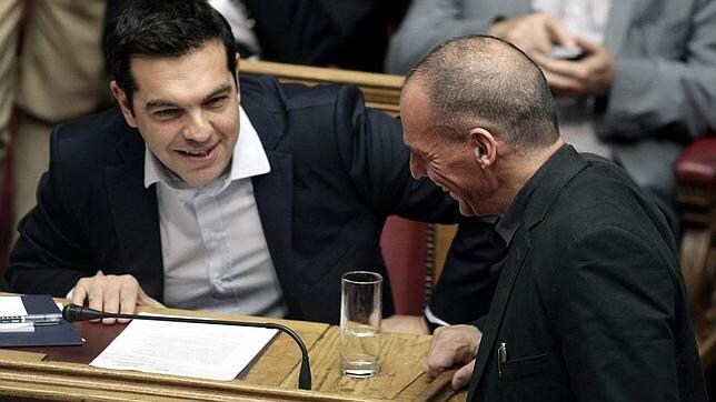 Tsipras y Varufakis durante un debate del Parlamento griego en junio de 2015