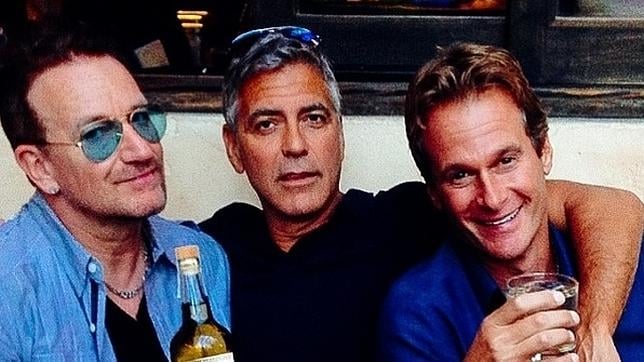 George Clooney, junto a Bono (U2) y su socio, Rande Gerber