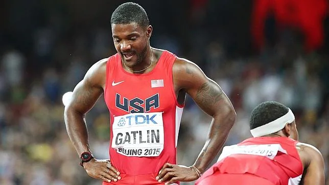 Gatlin, cabizbajo tras ser derrotado por Bolt en la final de 100 metros del Mundial de Pekín