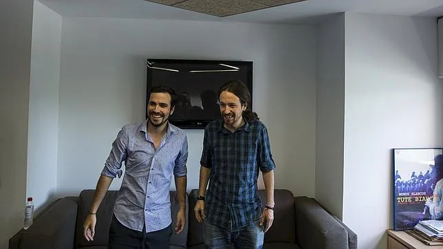 Alberto Garzón, candidato de IU, junto a Pablo Iglesias, secretario general de Podemos, el pasado junio