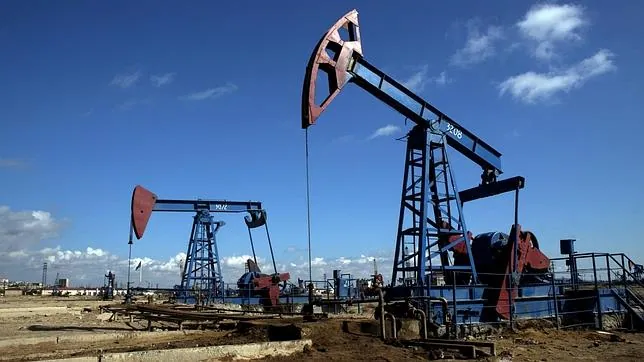 El precio del petróleo cae hasta los niveles del inicio de la crisis