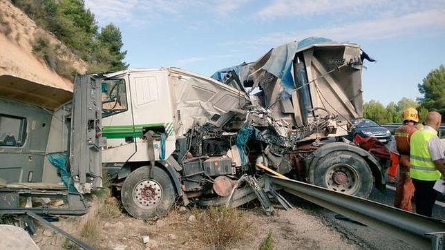 Martes negro en las carreteras: un herido grave al colisionar dos camiones en la A-3