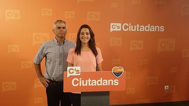 Ciudadanos promete libros de texto gratis si gobierna en Cataluña