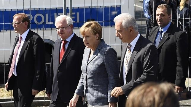 Abuchean a Merkel en su visita el centro de refugiados atacado por neonazis este fin de semana