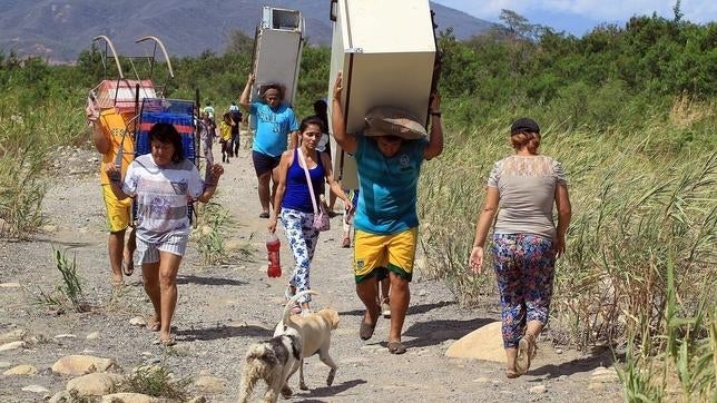 Denuncian xenofobia y fascismo en la deportación masiva de colombianos