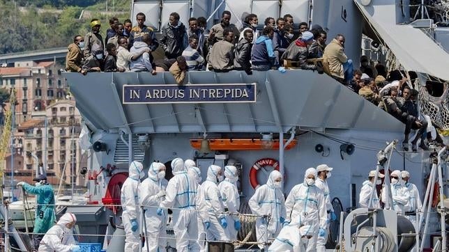 Tragedia en el Mediterráneo: 50 inmigrantes mueren en la bodega de una barcaza