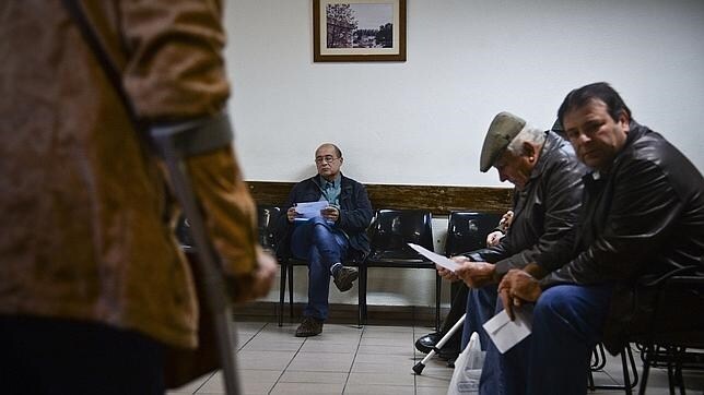 Varios pacientes esperan a ser atendidos en el Hospital de São José en Lisboa