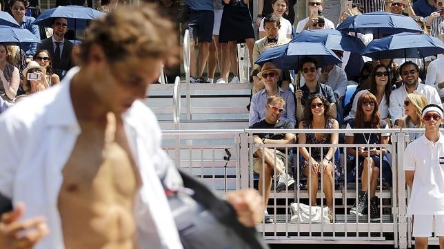 Rafa Nadal se desviste en la pista de tenis bajo la atenta mirada de su novia