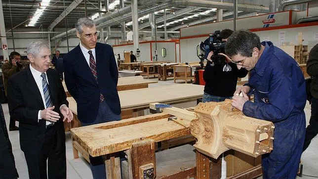 El conselleiro de Economía e Industria, Francisco Conde, en una fábrica de carpintería