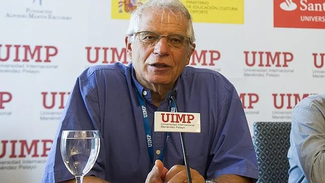 Josep Borrell, durante una rueda de prensa en los cursos de verano de la UIMP en Santander