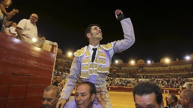 Antológica faena de Talavante, por la puerta grande en la Feria de Almería