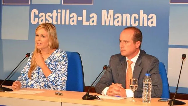 Elena de la Cruz junto con el delegado provincial de la Junta, Alberto Rojo