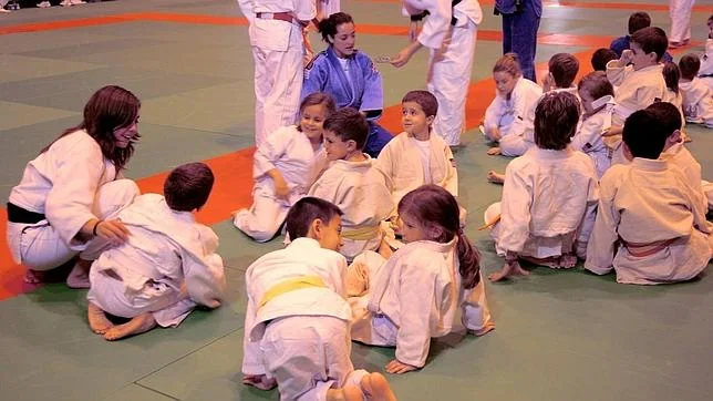 Niños en pleno entrenamiento en una sesión de judo