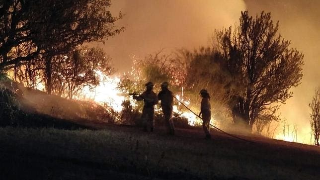 Fotografía facilitada por el gobierno de Cantabria de los bomberos intentando controlar el fuego