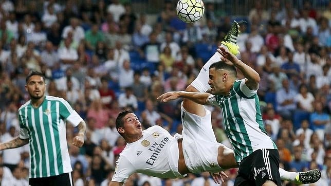 James remata de chilena para marcar el cuarto gol