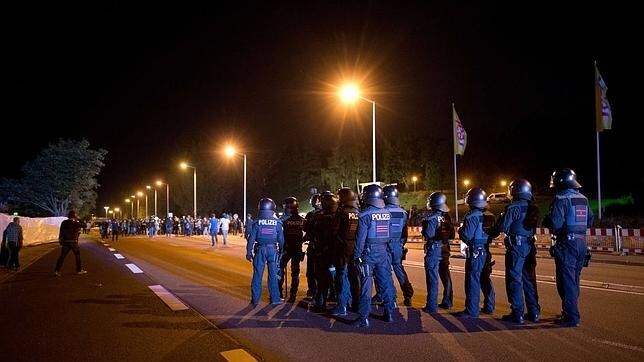 La Policía alemana vigila a los participantes en una manifestación contraria al asentamiento de inmigrantes, en Heidenau