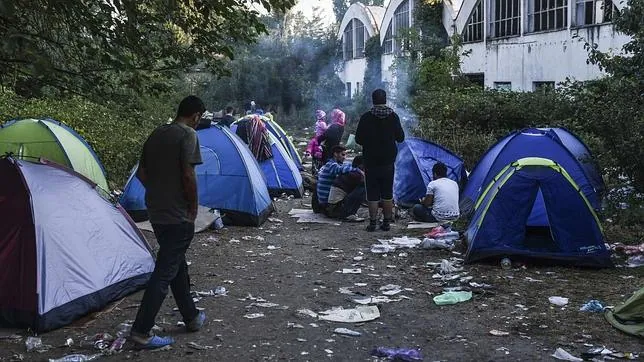 Un grupo de inmigrantes sirios en un campo de refugiados cerca de Presevo, en Serbia