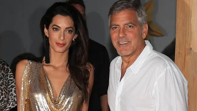 Amal junto a su marido, el actor George Clooney, en Ibiza