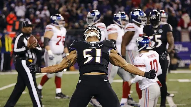 Un futbolista de Baltimore Ravens celebra un triunfo durante un partido de la NFL