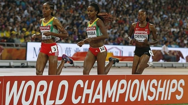 Almaz Ayana funde a Genzebe Dibaba en la final de 5.000