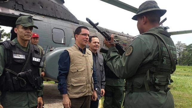 El vicepresidente venezolano Jorge Arreaza y el gobernador de Táchira, Jose Vielma Mora, junto a Guardias Nacionales Bolivarianos