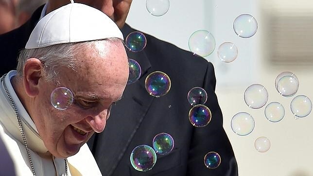 El papa Francisco camina entre pompas de jabón durante la audiencia general del pasado miércoles