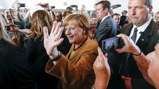 Merkel, a favor de agilizar la expulsión de solicitantes de asilo sin derecho