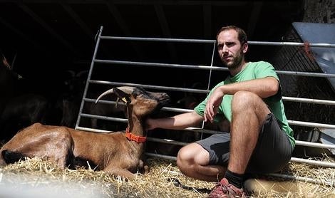 Santi Serra, junto a una cabra en Montseny, Barcelona (Inés Baucells)