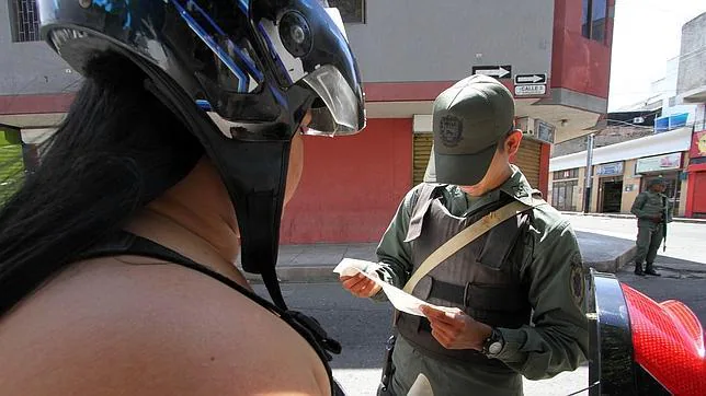 Guardia Nacional bolivariana en un checkpoint en la frontera
