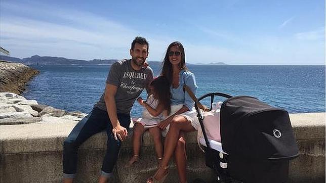 Diego López con Iria Otero y sus hijas