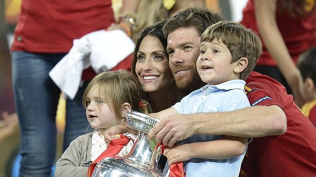 Nagore Aramburu y Xabi Alonso con sus dos hijos mayores