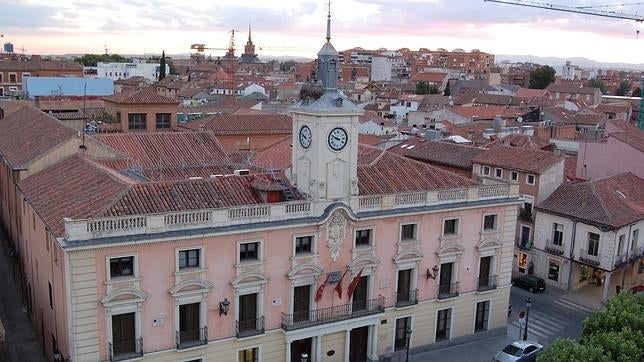 Acampada contra los desahucios frente al Ayuntamiento de Alcalá de Henares