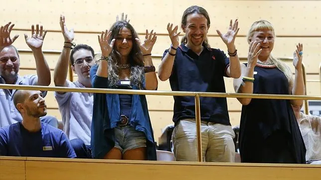 Iglesias aplaude en lenguaje de signos desde la tribuna del Senado, donde ha prometido el cargo Pilar Lima