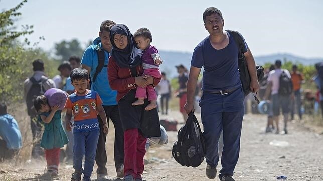 Una familia de refugiados en la frontera entre Siria y Macedonia