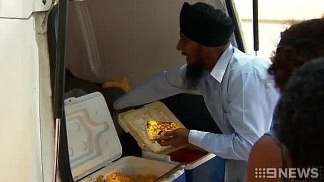 Tejinder Pal Singh alimenta a las personas sin hogar con comida india hecha por él mismo