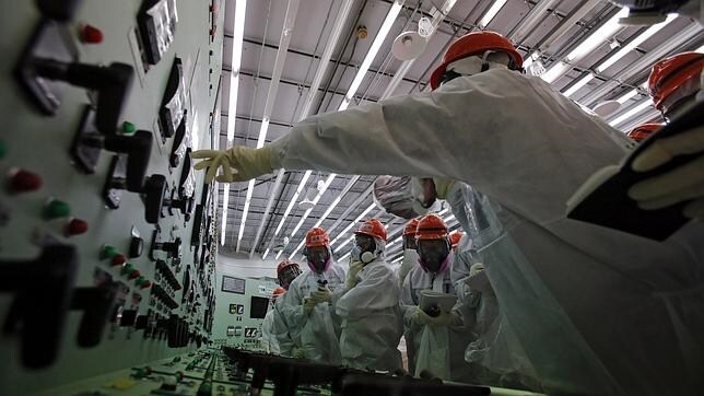 Trabajadores en Fukushima, con trajes de protección