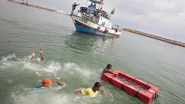 Pescadores de Túnez reciben un curso para rescatar a refugiados en el Mediterráneo