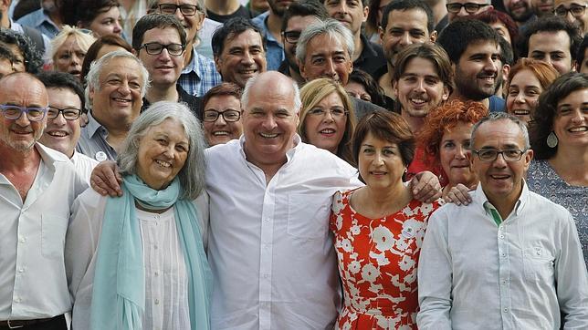 Lluís Rabell, cabeza de lista de Catalunya Sí Que Es Pot, junto al resto de su candidatura