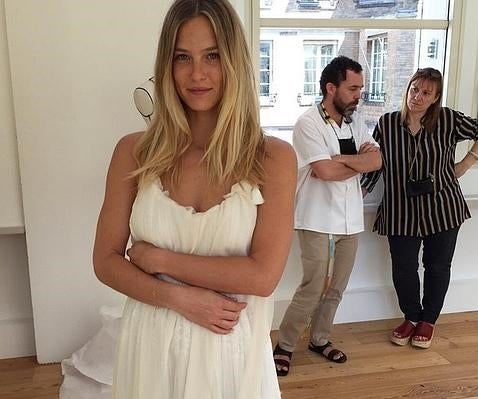 Bar Refaeli publica una imagen de su vestido de novia tres semanas antes de su boda