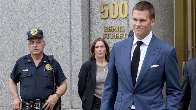 Tom Brady, saliendo del tribunal