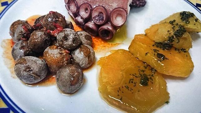 Pulpo guisado con papas bonitas y batatas