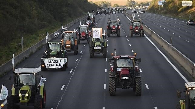 Cerca de 1.500 tractores llevan la protesta del sector agrícola a París