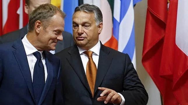 El presidente del Consejo Europeo, Donald Tusk, junto al primer ministro húngaro, Viktor Orbán