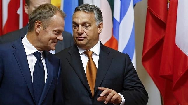 Tusk pide a la UE el reparto de «al menos 100.000 refugiados» de forma «justa»