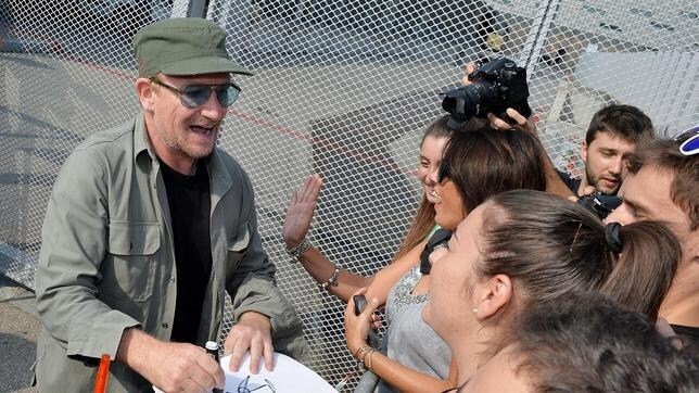 El cantante irlandés de la banda U2, Bono, firma autógrafos a sus seguidores en Turín,