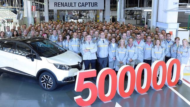 Empleados de Carrocería Montaje de Renault Valladolid junto al Captur número 500.000